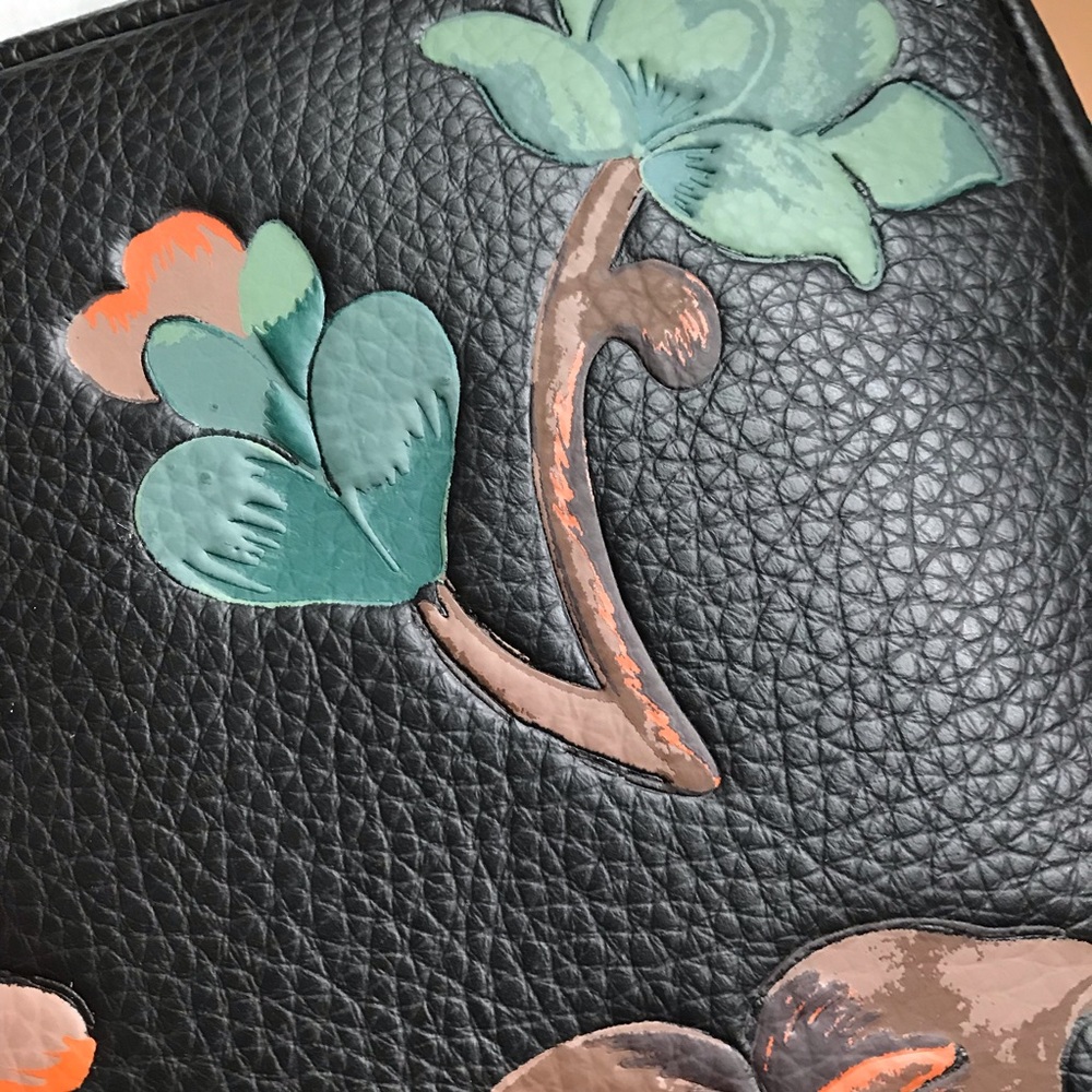 ๐ Coach Turner Pack With Dreamy Leaves Print ๐บ - Picture 2 of 13